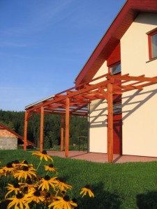 Z části zastřešená pergola